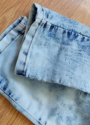 Лёгкие фирменные джинсы с потертостями.5 фото