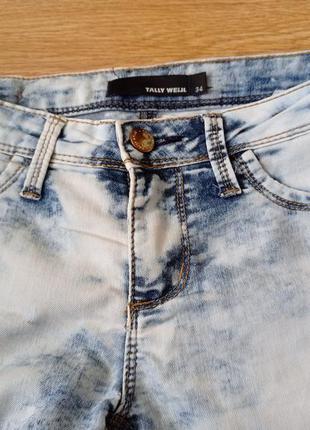 Лёгкие фирменные джинсы с потертостями.8 фото