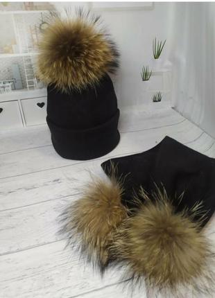 Зимовий комплект шапка і шарф з бубонами натуральний єнот1 фото