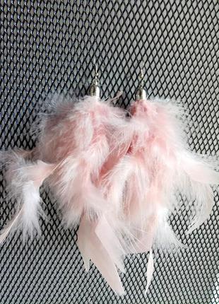 Серьги из светло-розовых натуральных перьев3 фото