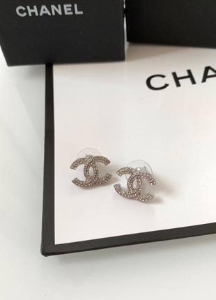 Брендовые серьги-гвоздики в цирконии, посеребрение, люкс