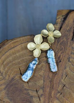 Сережки з перлами бароковим