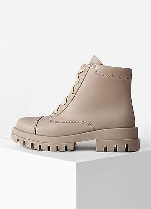 Зимние кожаные ботинки бежевого цвета на массивной платформе