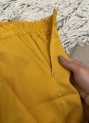 Яркие желтые брюки8 фото