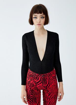 Боди чёрное блестящие с глубоким декольте v образным вырезом pull & bear
