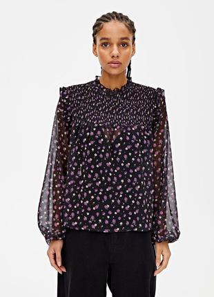 Блуза шифоновая чёрная в цветочный принт со сборкой сверху и рюшами воланами pull & bear1 фото