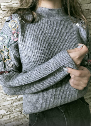 Женский вязаный свитер с вышивкой на плечах1 фото