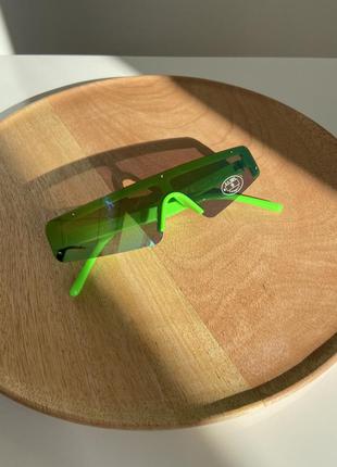 Зелёные солнцезащитные очки