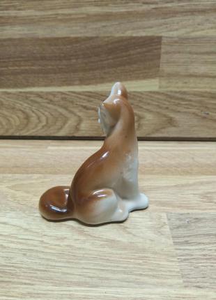 Фарфоровая статуэтка лисичка