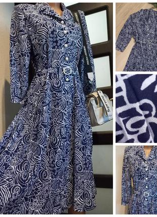 Легке плаття з довгими рукавами