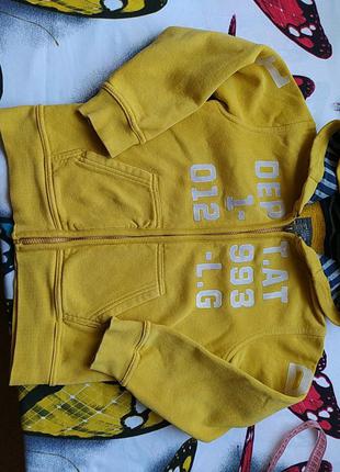 Делиая гірчична кофта на хлопчика на замочку з капишеном на 6-8 років