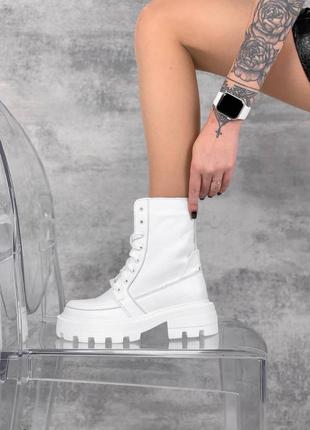 Белые женские ботинки на шнурке из натуральной кожи.2 фото