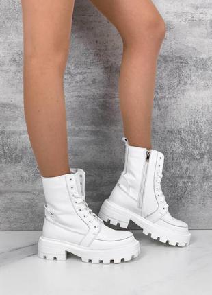 Белые женские ботинки на шнурке из натуральной кожи.3 фото