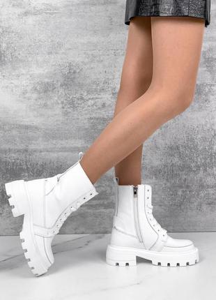 Белые женские ботинки на шнурке из натуральной кожи.5 фото