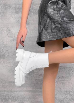 Белые женские ботинки на шнурке из натуральной кожи.4 фото