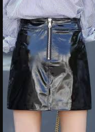 Виниловая юбка с паетками миниюбка лаковая2 фото