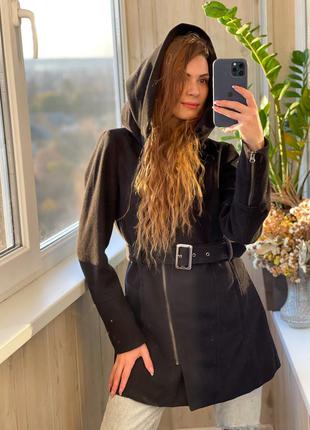 Чёрное пальто с большим капюшоном 1+1=3