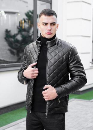 Чоловічий стеганний бомбер чорного кольору зимовий, куртка чоловіча еко шкіра утеплена коротка8 фото