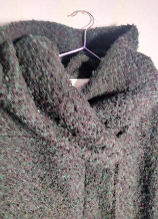 Жіноче пальто з капюшоном прямий крій довгий рукав застібка: кнопки косі, прорізні кишені сезон: демісезонне колір: темно-зелений9 фото