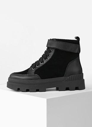 Высокие демисезонные ботинки на платформе из черной кожи
