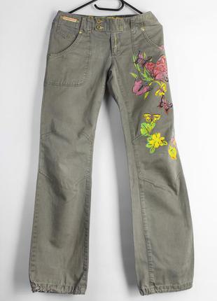 Женские джинсы с ярким рисунком-бабочками