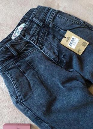 Трендові щільні темно сірі укорочені завужені джинси мом з защипами3 фото