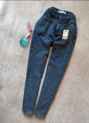 Трендові щільні темно сірі укорочені завужені джинси мом з защипами1 фото