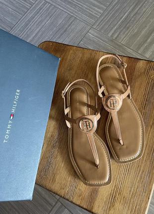 Нові коричневі сандалі — босоніжки tommy hilfiger