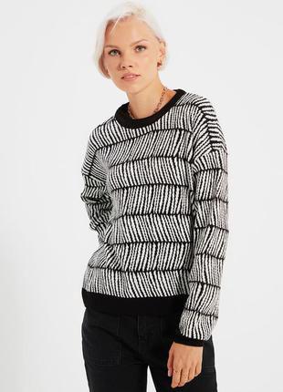 Черно-белый свитер оверсайз в узор джемпер