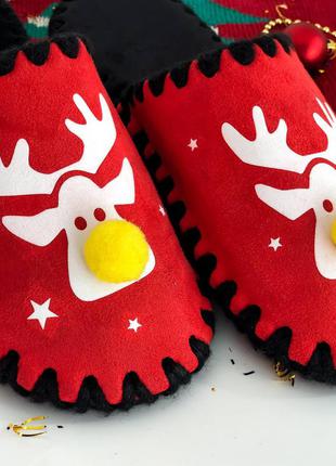 Новогодние домашние тапочки красные