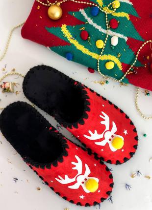Новогодние домашние тапочки красные