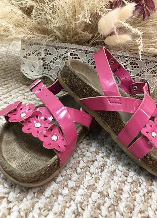 Малинові сандалі 2