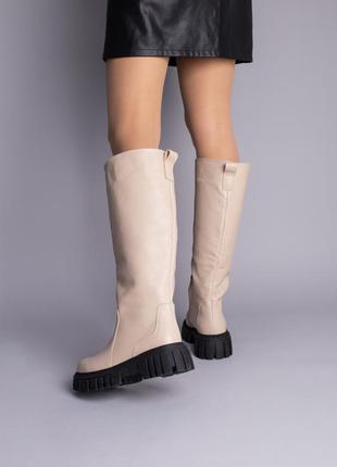 Кожаные сапоги -трубы молочного цвета на черной подошве,осень/зима9 фото