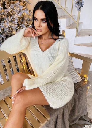 В'язана жіноча біла сукня туніка