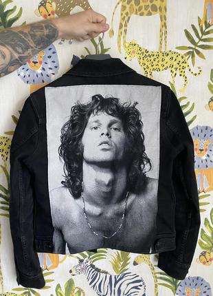 Чорна графітова джинсова куртка levi's з нашивкою the doors jim morrison левайс6 фото