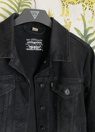 Чёрная графитовая джинсовая куртка levi’s с нашивкой the doors jim morrison левайс3 фото