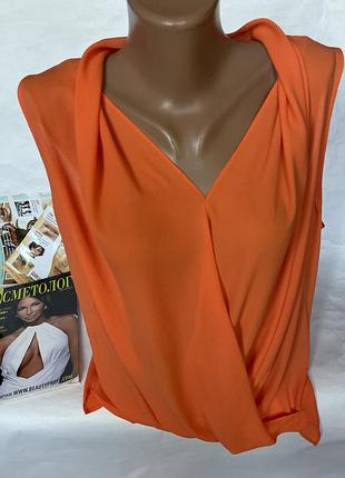 Красива яскрава блуза