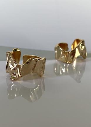 Стильне масивне кільце золотисте