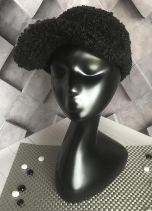 Жіноча тепла зимова плюшева кепка жіноча чорна4 фото