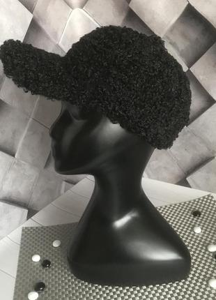 Жіноча тепла зимова плюшева кепка жіноча чорна7 фото