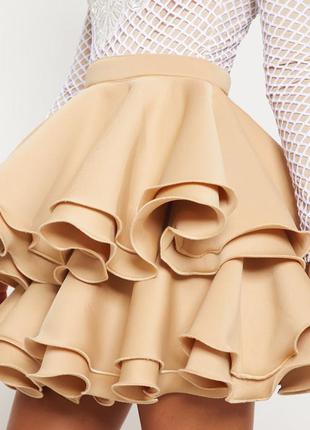 Многоярусное платье с плиссированной юбкой телесного цвета с оборками и аппликациями4 фото