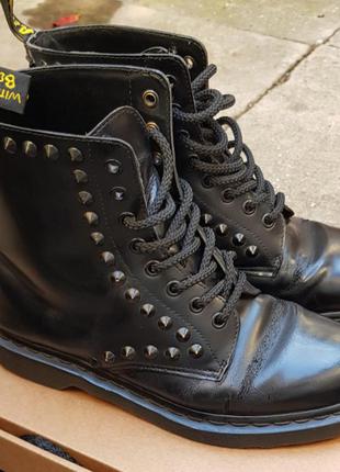 Мартинсы с шипами martens