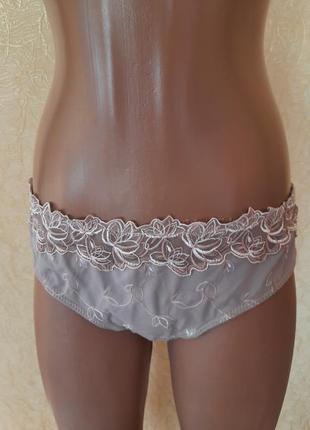 Трусы стринги  с вышивкой цвет капучино
