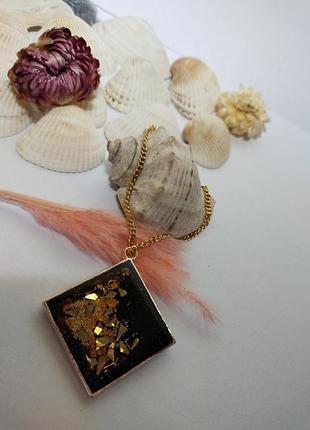 Яркий и стильный кулон