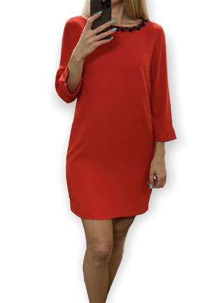 Красное платье с украшением9 фото