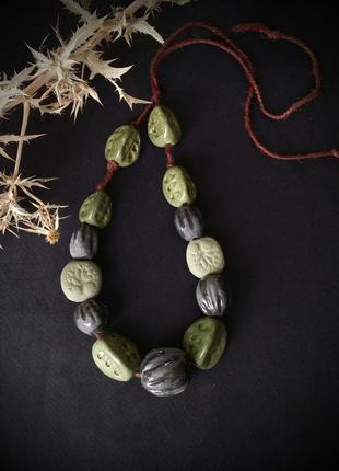Зеленые бусы с черными бусинами