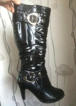 Зимние лаковые тёплые сапоги