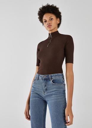Гольф с молнией в рубчик коричневый bershka