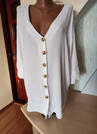 Белая блузка на пуговицах