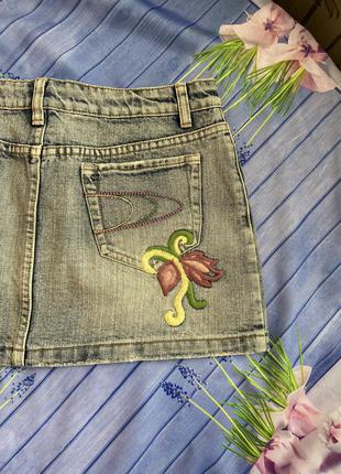 Коротка джинсова спідниця з вишивкою3 фото